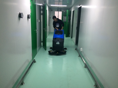 無錫洗地機十大品牌推薦 容恩R70BT雙刷自驅洗地機助力工廠車間物業高效保潔